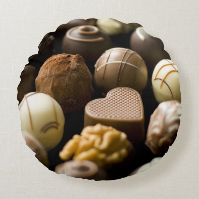 Delicious chocoladepralines rond kussen (Voorkant)