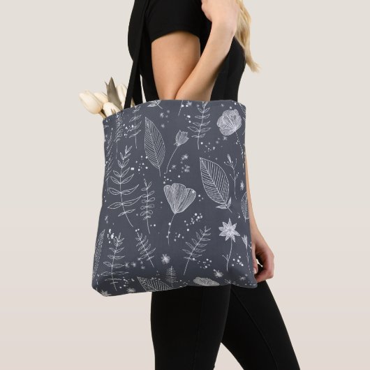 Delige witte wilde bloem op houtskoolgrijs tote bag (Dichtbij)
