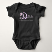 Delilah naam betekent monogram harten roze romper (Voorkant)