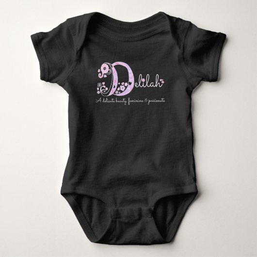 Delilah naam betekent monogram harten roze romper (Voorkant)