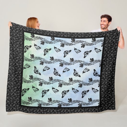 Delphiniums en Butterflies op Sky Fleece Blanket Deken (In situ)