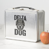 Delta Dog Bulldog Helm Vintage Gravure Ontwerp_ (In situ)