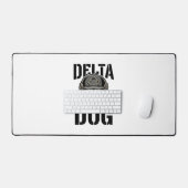 Delta Dog Bulldog Helm Vintage Gravure Ontwerp_ Bureaumat (Keyboard & Muis)