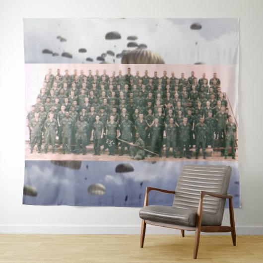 DELTA RAIDERS (CLOSE-UP) WANDKLEED (In Situ (horizontaal))