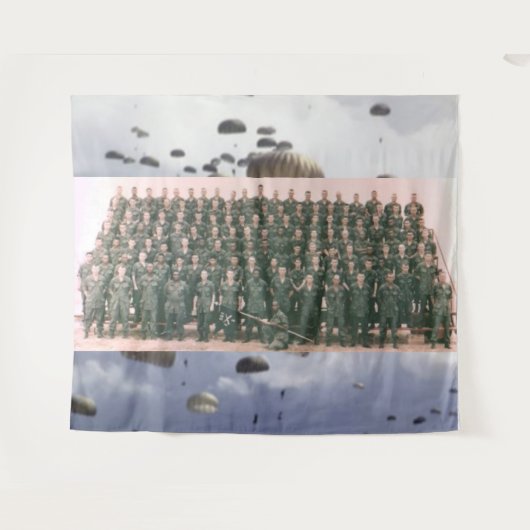 DELTA RAIDERS (CLOSE-UP) WANDKLEED (Voorkant (horizontaal))