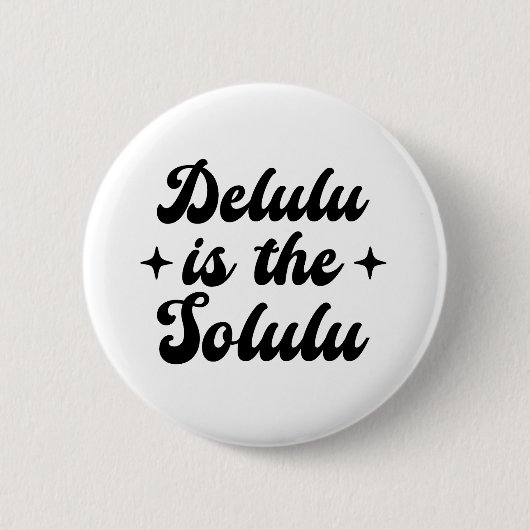 Delulu is de Solulu Ronde Button 5,7 Cm (Voorkant)