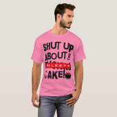 DELUX sluit over de zwarte tekst van de cake T-shirt (Voorkant volledig)