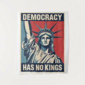Democracy Has No Kings Protest Sign: Statue of Lib Wandkleed (Voorkant)