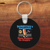 Democracy Is Collapsing But These Wieners Be Slapn Sleutelhanger (Voorkant)