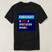 DEMOCRACY is geen toeschouwer T-shirt (Design voorkant)