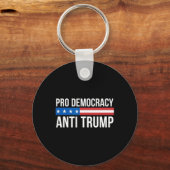 Democratie - Anti Trump - Sleutelhanger (Voorkant)