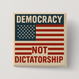 DEMOCRATIE, GEEN DICTATUUR VIERKANTE BUTTON 5,1 CM