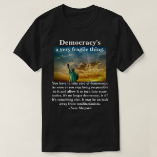 Democratie is een heel fragiel ding. t-shirt