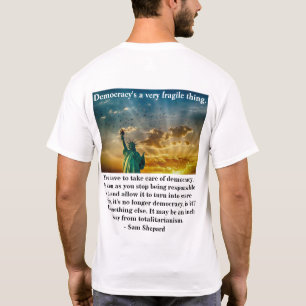 Democratie is een heel fragiel ding. t-shirt