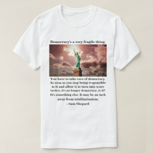 Democratie is een heel fragiel ding. t-shirt