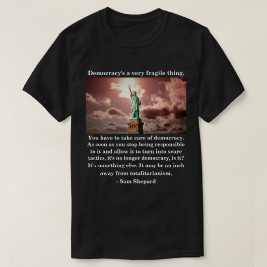 Democratie is een heel fragiel ding. t-shirt (Design voorkant)