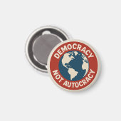 DEMOCRATIE IS GEEN AUTOCRACY BUTTON MAGNEET (Voorkant / Achterkant)
