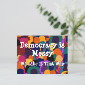 Democratie is rommelig  briefkaart (Staand voorkant)