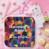 Democratie is rommelig papieren bordje (Feest)