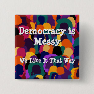 Democratie is rommelig  vierkante button 5,1 cm