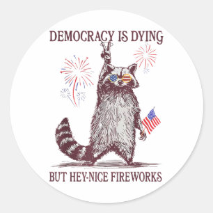Democratie is stervende, maar hey mooi vuurwerk 4  ronde sticker