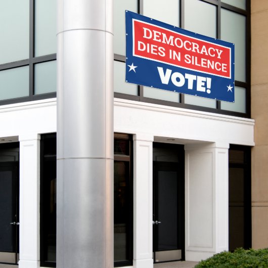 Democratie sterft in stilte spandoek (Buitenkant Gebouw)