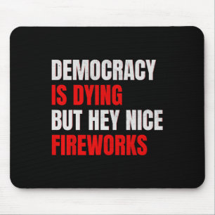 Democratie Sterft Maar Hey Leuk Vuurwerk Anti Tru Muismat