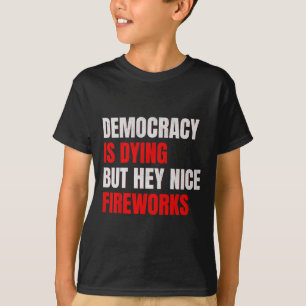 Democratie Sterft Maar Hey Leuk Vuurwerk Anti Tru T-shirt
