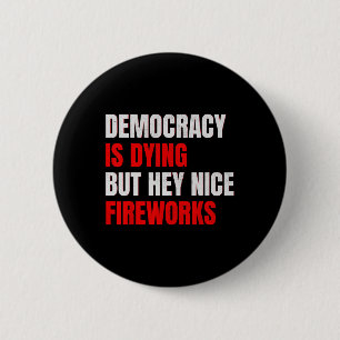 Democratie Sterft Maar Hey Leuke Vuurwerk Anti Tru Ronde Button 5,7 Cm