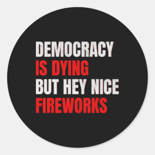 Democratie Sterft Maar Hey Leuke Vuurwerk Anti Tru Ronde Sticker