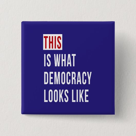 DEMOCRATIE ZIET ER DERHALVE UIT VIERKANTE BUTTON 5,1 CM (Voorkant)