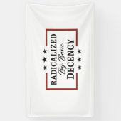 Democratische samenleving geradicaliseerd door bas spandoek (Verticaal)