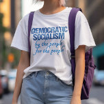 Democratische Socialistische Democratische Sociali T-shirt<br><div class="desc">Democratisch socialisme betekent voor het volk,  voor het volk. Deze democratische socialistische definitie T-shirt illustreert de definitie in een lettertype dat doet denken aan de Amerikaanse grondwet. Een gave cadeau voor de liberale democraten.</div>