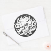 Demon schedel in vlammen ronde sticker (Envelop)