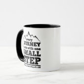 DeMotivationeel: elke reis begint met een klein be Mok (Voorkant links)