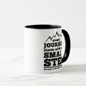 DeMotivationeel: elke reis begint met een klein be Mok (Voorkant rechts)