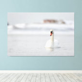 Dempende zwanen zwemmen in ijswater canvas afdruk (Insitu (Houten vloer))