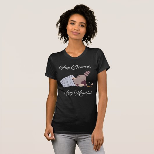 Demure en Mindful. Ook een wasbeer. T-shirt (Voorkant volledig)