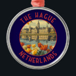 Den Haag Nederland Retro Distressed Circle Metalen Ornament<br><div class="desc">Het Haagse retro vector reisontwerp. Den Haag is een stad aan de Noord-Zee kust van de westerne Nederlanden.</div>