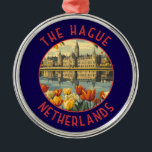 Den Haag Nederland Retro Distressed Circle Metalen Ornament<br><div class="desc">Het Haagse retro vector reisontwerp. Den Haag is een stad aan de Noord-Zee kust van de westerne Nederlanden.</div>