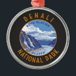 Denali Nationaal Park Retro Noodlijdende Cirkel Metalen Ornament<br><div class="desc">Denali-vectorkunstontwerp. Het park heeft het terrein van toendra,  sparrenbos en gletsjers,  het park is de plek waar wilde dieren leven,  waaronder grizzly beren,  wolven,  mozen,  caribou en Dall schapen.</div>