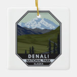 Denali National Park Road naar Denali Keramisch Ornament<br><div class="desc">Denali-vectorkunstontwerp. Het park heeft het terrein van toendra,  sparrenbos en gletsjers,  het park is de plek waar wilde dieren leven,  waaronder grizzly beren,  wolven,  mozen,  caribou en Dall schapen.</div>