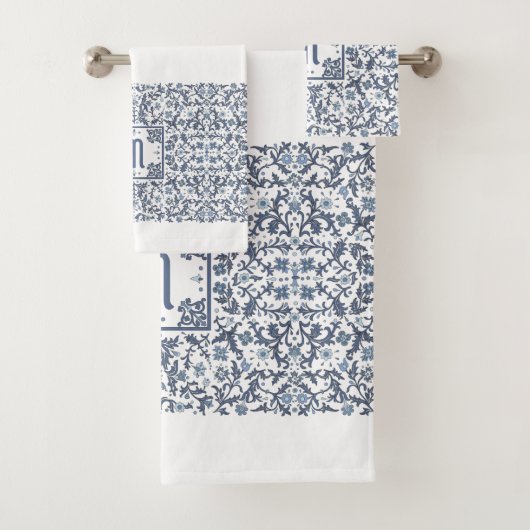 Denim Blauwe Sierlijke Monogram Bad Handdoek (Insitu)