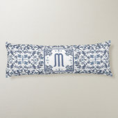 Denim Blauwe Sierlijke Monogram Lichaamskussen (Achterkant)