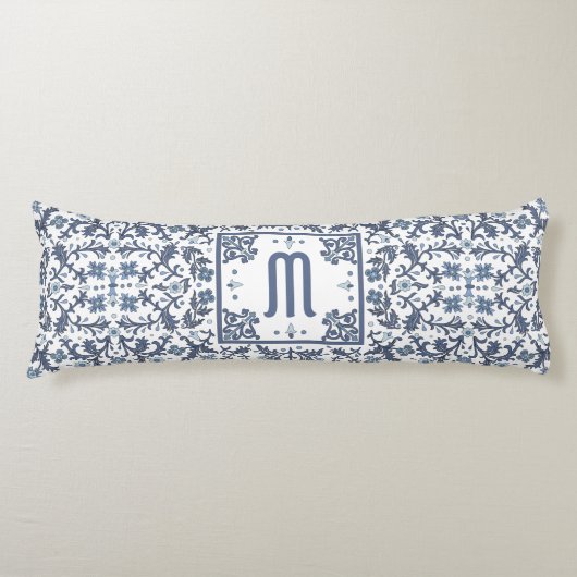 Denim Blauwe Sierlijke Monogram Lichaamskussen (Voorkant)