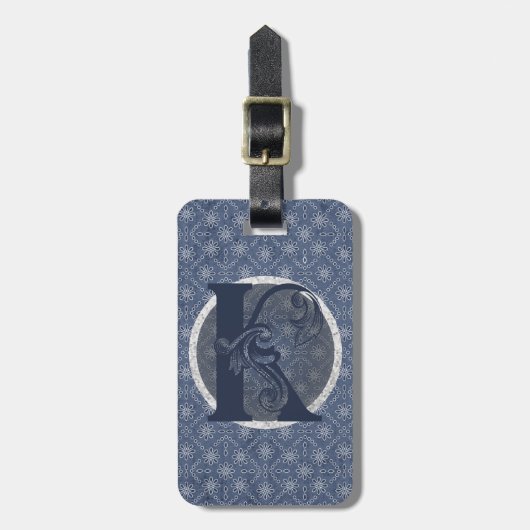 Denim Blue Decoratief Monogram "K" Bagagelabel (Voorkant verticaal)