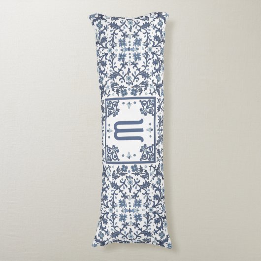 Denim Blue  Monogram Lichaamskussen (Voorkant Verticaal)