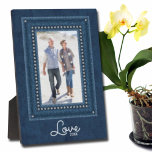 Denim Border Ingebouwd Easel tafelblad Fotoplaat<br><div class="desc">Een faux kristal bestudeerde blauw jean lijst op een diepe denimachtergrond met om het even welke tekst in het kartelschrijven benadrukt uw favoriete foto. Woorden,  lettertypen en lettertypekleur wijzigen! Geweldig als geschenk of om je favoriete foto in je eigen huis weer te geven. **HORIZONTALE sjabloon beschikbaar in onze winkel.</div>