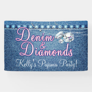 Denim en diamanten feest met roze spandoek