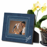 Denim Frameless Family Foto Easel Terug Fotoplaat<br><div class="desc">Een faux kristal bestudeerde blauw jean lijst op een diepe denimachtergrond met om het even welke tekst in het kartelschrijven benadrukt uw favoriete foto. Woorden,  lettertypen en lettertypekleur wijzigen! Geweldig als geschenk of om je favoriete foto in je eigen huis weer te geven. **VERTICALE sjabloon beschikbaar in onze winkel.</div>